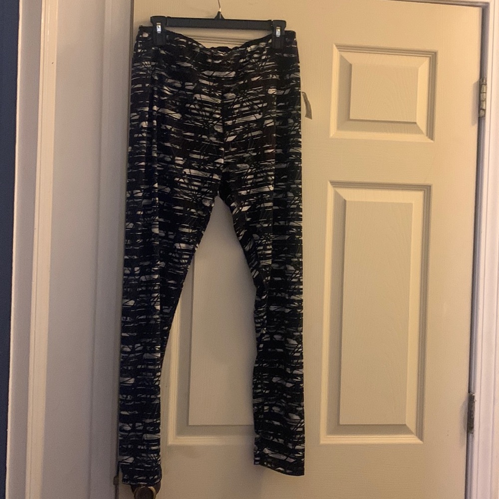 Shosho NWT 94% polyester 6% spandex black, red and white leggings